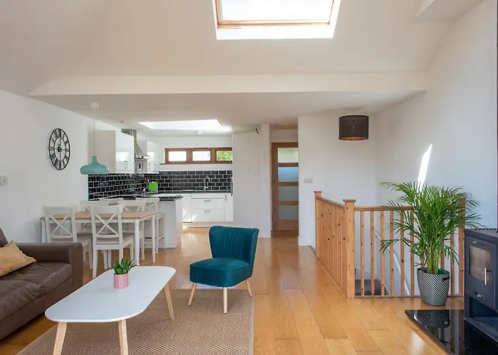 Modern, Well Placed House Walkable To Beach & Town