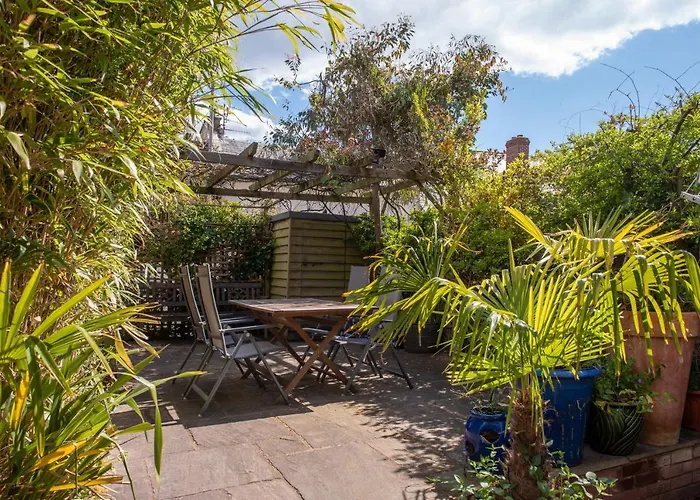 Modern, Well Placed House Walkable To Beach & Town